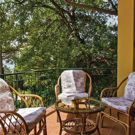 Four-bedroom Holiday Pg With Lake View 02 *
