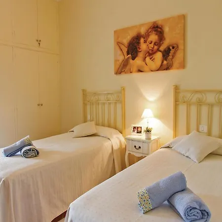 Four-bedroom Holiday Pg With Lake View 02 度假居