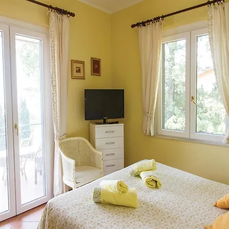 Four-bedroom Holiday Pg With Lake View 02 *